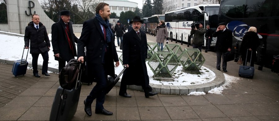 Nowe ustawy, komisje śledcze i zespoły do wyjaśniania nadużyć poprzedniego rządu. O tym dyskutowali politycy Prawa i Sprawiedliwości w Jachrance. Zamknięte spotkanie w Jachrance na Mazowszu rozpoczęło się w piątek. Sprzed Sejmu polityków PiS zabrało kilka autokarów. To pierwsze posiedzenie klubu od momentu powstania rządu. Spotkanie otworzył prezes rządzącej partii Jarosław Kaczyński. Drugi dzień upłynął na spotkaniach posłów i senatorów z ministrami. Wystąpiła też premier Beata Szydło.