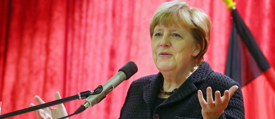 Premier Bawarii Horst Seehofer postawił kanclerz Angeli Merkel ultimatum. Jeżeli rząd nie zaprowadzi porządku na granicach, władze Bawarii skierują sprawę do Federalnego Trybunału Konstytucyjnego - grozi Seehofer cytowany przez tygodnik "Der Spiegel".