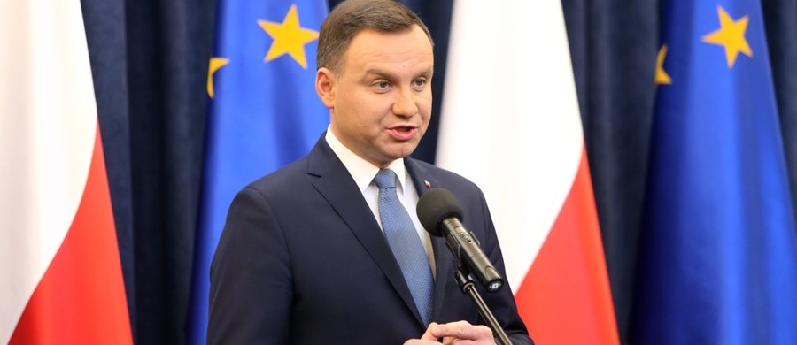 Prezydent Andrzej Duda zapewnił na łamach "Frankfurter Allgemeine Sonntagszeitung", że zależy mu na tym, aby relacje między Niemcami a Polską rozwijały się jak najlepiej. Powiedział, że boli go, iż w dyskusji padają "niepotrzebne emocjonalne" słowa.