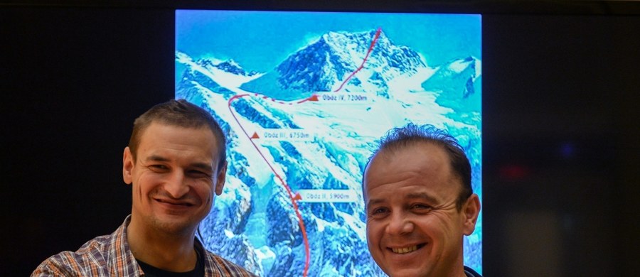 Adam Bielecki i Jacek Czech zrezygnowali z kontynuowania wspinaczki na niezdobytą zimą Nangę Parbat (8125 m) ze względu na złe warunki pogodowe oraz skutki upadku. Inni alpiniści nie przerywają akcji.