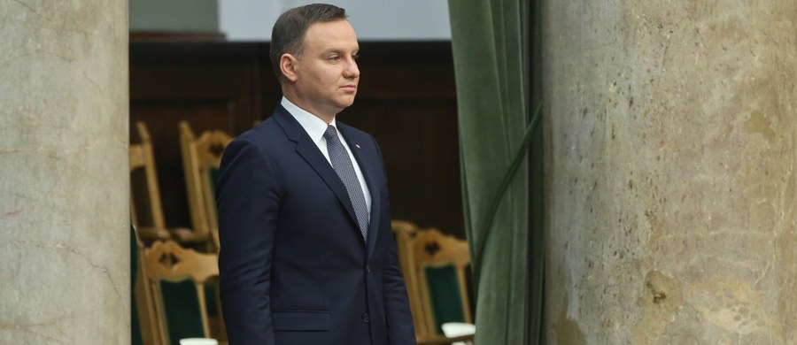 "Demokracja i wolne media nie są zagrożone w najmniejszym stopniu" - napisał prezydent Andrzej Duda w artykule dla brytyjskiego dziennika "Financial Times". Jak dodał, Polska "jest i pozostanie proeuropejska" oraz chce odgrywać ważną rolę we Wspólnocie.