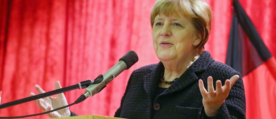 Były premier Bawarii Edmund Stoiber zarzucił kanclerz Angeli Merkel, że swoją polityką migracyjną "niszczy Europę". Otwarcie na własną rękę we wrześniu granicy dla uchodźców było - jego zdaniem - ciężkim błędem i doprowadziło do kryzysu w UE.