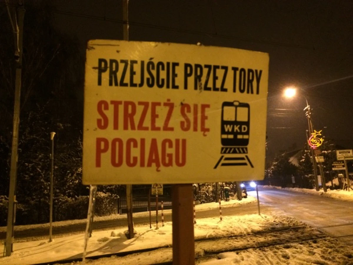 Będzie bezpieczniej na przejeździe kolejowym w podwarszawskiej Granicy! W drugiej połowie roku pojawi się tam nowa sygnalizacja świetlna. Po interwencji reportera RMF FM Michała Dobrołowicza rzecznik Warszawskiej Kolei Dojazdowej Krzysztof Kulesza obiecał rozpisanie przetargu na nową sygnalizację. Właśnie wybrano firmę, która wymieni sprzęt. "Umowa powinna być zawarta do końca stycznia. Wykonawca będzie miał 8 miesięcy na wykonanie prac" - zapowiada w rozmowie z naszym dziennikarzem rzecznik WKD.