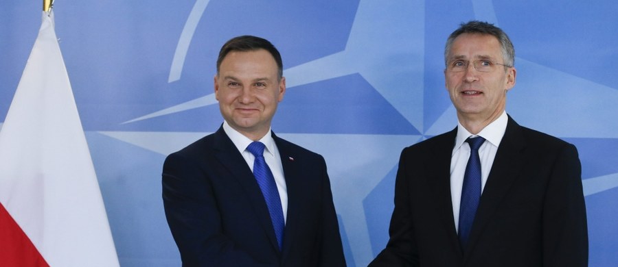 „Polska jest liderem NATO w swoim regionie” – mówił sekretarz generalny NATO, Jens Stoltenberg podczas spotkania z Andrzejem Dudą. Prezydent omawiał dziś w Brukseli szczegóły dotyczące szczytu Sojuszu Północnoatlantyckiego, który odbędzie się 8 i 9 lipca na Stadionie Narodowym w Warszawie. Jak podkreślił Andrzej Duda, "obecność żołnierzy Sojuszu musi być widoczna w Polsce." 