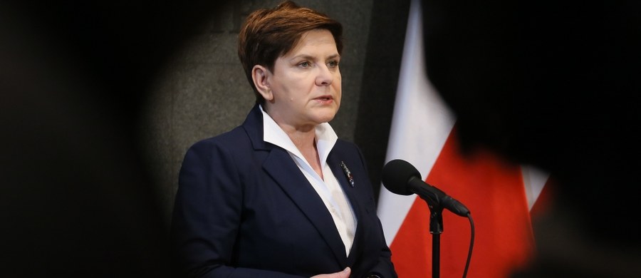 "Sprawy w Polsce idą w dobrym kierunku i te zmiany, które wprowadzamy, są dyktowane przede wszystkim naszym zobowiązaniem wobec wyborców, którzy dali nam mandat w wyborach demokratycznych" - powiedziała Beata Szydło przed wylotem do Strasburga. "Chcemy, by Unia rozumiała, że Polska jako suwerenne państwo ma prawo podejmowania decyzji wewnętrznych, które służą obywatelom danego kraju" - podkreśliła.