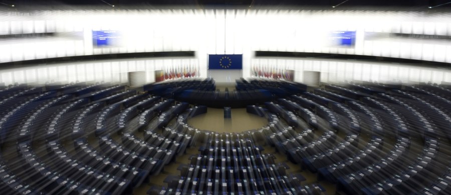 Wiceszef KE Frans Timmermans, premier Beata Szydło, a także po trzech reprezentantów z każdej frakcji politycznej ma zabrać głos podczas przewidzianej na 90 minut debaty PE o sytuacji w Polsce. Rozpoczęcie dyskusji zaplanowane jest na godz. 16. 