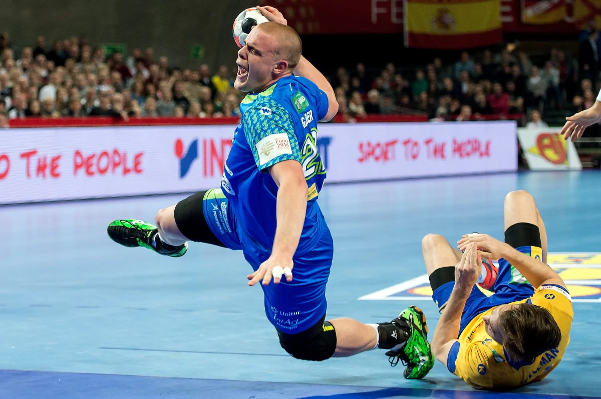 Słowenia musi zapłacić 500 euro kary, bo zawodnicy tej reprezentacji w meczu ze Szwecją (21:23) w trwających w Polsce mistrzostwach Europy piłkarzy ręcznych mieli niejednolite... skarpetki. To decyzja Komisji Dyscyplinarnej europejskiej federacji (EHF).