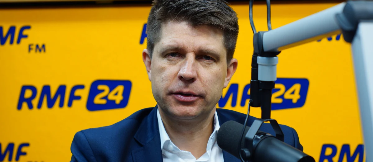 "Będę chciał pracować nad przyspieszonymi wyborami. Im szybciej, tym lepiej" - mówi gość Kontrwywiadu RMF FM, lider Nowoczesnej Ryszard Petru. Dodaje, że "to, co się dzieje w Polsce to nie jest dobra zmiana, tylko szatańska zmiana". "Szatan działa w nocy" - mówi gość Kontrwywiadu. "Imperia padają zwykle w szczycie swojej chwały. Nie wierzę, że prezydent Duda będzie w kółko podpisywał wszystko, co PiS rzuci na jego biurko" - komentuje Petru. Jego zdaniem w PiS-ie nie ma pełnej jedności myślenia, tylko jest dyktatura. "Nie jest możliwe, żeby była utrzymana przez 3,5 roku" - uważa polityk. Petru liderem opozycji? "Musi być ktoś, kto narzuca narrację. Lider opozycji musi mieć strategię" - uważa gość RMF FM. "Jeżeli Grzegorz Schetyna deklaruje współpracę, to ja powiem ‘sprawdzam’. Przy pierwszym wniosku sprawdzę, czy posłowie PO będą mogli się podpisać pod naszym wnioskiem. Do tej pory mieli zakaz podpisywania się pod naszymi wnioskami, włącznie z wydaleniem z klubu" - mówi Ryszard Petru.