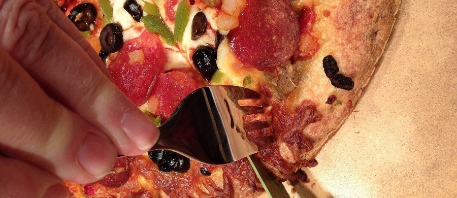 Chcesz mniej jeść? Podawaj mniejsze porcje przy większym stole - radzą naukowcy z Kalifornii. Wyniki ich badań, opublikowane na łamach czasopisma "Journal of the Association for Consumer Research" wskazują na to, że wielkość stołu ma istotny wpływ na to, jak postrzegamy jedzenie, które się na nim znajduje. A kluczem do sukcesu jest tu właściwie... złudzenie optyczne. 