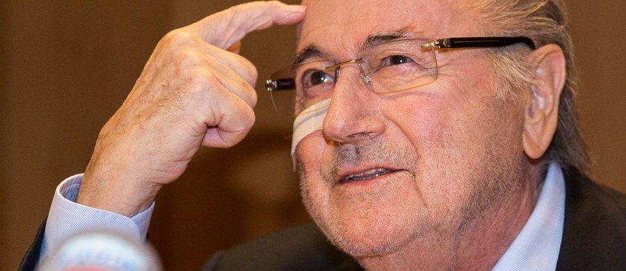 Zawieszony przez Komisję Etyki FIFA prezydent tej organizacji Joseph Blatter, nadal pobiera wynagrodzenie. Pobory będą mu wypłacane do 26 lutego, dopóki nie zostanie wybrany nowy szef światowej federacji piłkarskiej.