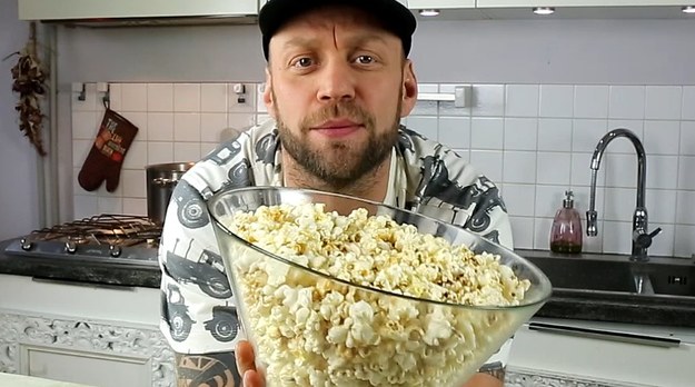 Popcorn – uniwersalny, ponadczasowy, tani i prosty w „obsłudze”. Chyba nie ma bardziej wdzięcznej i wydajnej przekąski na okazję różnego typu. Dzięki mojej dzisiejszej lekcji w wachlarzu przekąsek na kinderbale, mecze, czy wieczory filmowe, umieścisz już nie tylko klasyczny popcorn, ale też ten na słodko! Dziś szybki przepis, przez 4 minuty pokażę wam, że nawet laik świetnie sobie z nim poradzi. Jeśli wrócicie pamięcią do odcinka pt.”Domowe chipsy”, przypomnicie sobie jak zrobić rożka z papieru, który świetnie sprawdzi się też w przypadku popcornu.