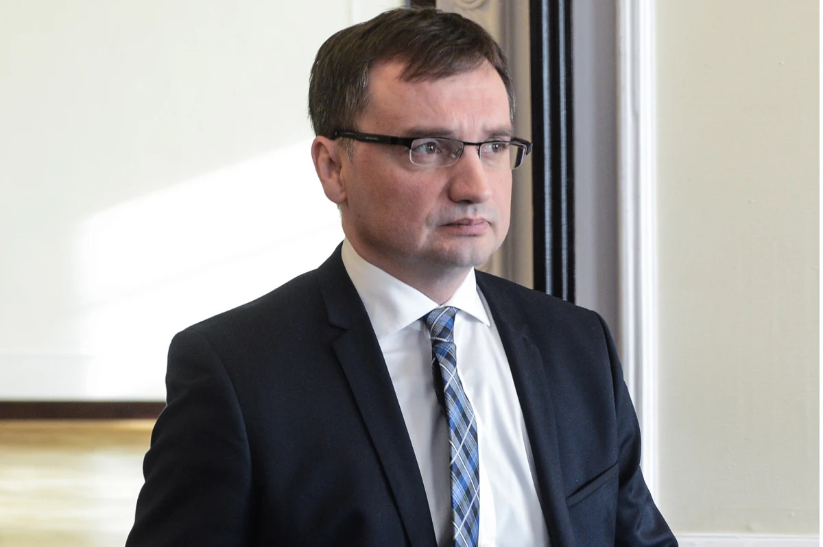 "Zarówno polski rząd, jak i obecna większość parlamentarna kieruje się w pierwszym rzędzie zasadami demokratycznego państwa prawa" - napisał minister sprawiedliwości Zbigniew Ziobro w liście do wiceszefa Komisji Europejskiej.​ Jest to odpowiedź na wysłany w ostatnią środę list Fransa Timmermansa do polskiego rządu z zaproszeniem do dialogu. Wiceszef KE zadeklarował, że jest gotów w każdej chwili udać się do Warszawy. Tego samego dnia KE postanowiła rozpocząć wobec Polski pierwszy etap procedury mającej na celu przeciwdziałanie zagrożeniom dla państwa prawa.