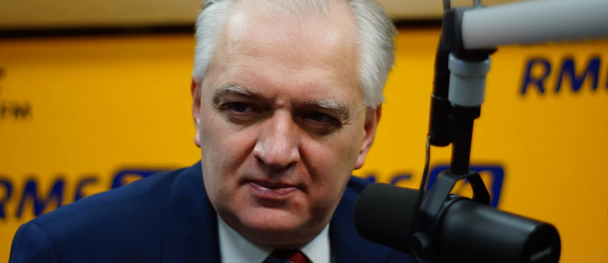 „Dotychczasowe doświadczenia są dla nas lekcją pokory. Powinniśmy z nich wyciągnąć wnioski dotyczące potrzeby lepszego tłumaczenia naszego programu, sposobu działania i przyspieszenia reform gospodarczych” – mówi o rządzie PiS gość Kontrwywiadu RMF FM wicepremier Jarosław Gowin. Gdzie rząd popełnił błędy? „Ruszyliśmy zdecydowanie do przodu, może za mało niuansując złożoność materii konstytucyjnej. Mniej uwagi poświęcaliśmy na tłumaczenie, dlaczego i po co to robimy” – odpowiada. „Każdy popełnia błędy. Jak ktoś twierdzi, że ma 100 proc. racji, to jest – jak pisał Miłosz - niebezpiecznym rabuśnikiem” – uważa Jarosław Gowin. Łagodna twarz rządów Zjednoczonej Prawicy? „Chyba nikt nie obiecywał łagodności. Obiecywaliśmy konkretne efekty” – mówi wicepremier. Pytany o wystąpienie Beaty Szydło w Parlamencie Europejskim, odpowiada: „Zdecydowanie dała wczoraj radę”. Gowin dodaje, że każdy, kto podchodzi bezstronnie i bez uprzedzeń do premier i rządu, musi przyznać, że wystąpienie Szydło było „rzeczowe i przywróciło proporcje polskim problemom”. Euforia PiS? „Nie widzę tego u kolegów. Widzę poczucie pewnej ulgi. Nie tylko premier wypadła znakomicie, ale ataki na Polskę były słabsze, niż oczekiwali nasi oponenci” – uważa gość Kontrwywiadu. Dodaje, że polski rząd jest „eurorealistyczny”. „Chcemy być w Unii Europejskiej i chcemy, żeby UE była silnym organizmem” – mówi Jarosław Gowin.