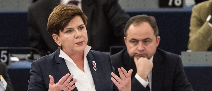 "Oczekuję od opozycji konstruktywnych propozycji ws. Trybunału Konstytucyjnego, a nie krytyki i narzekania" - powiedziała premier Beata Szydło. Zaproponowała też opozycji wspólne przepracowanie takiej zmiany w prawie, która uspokoi sytuację.