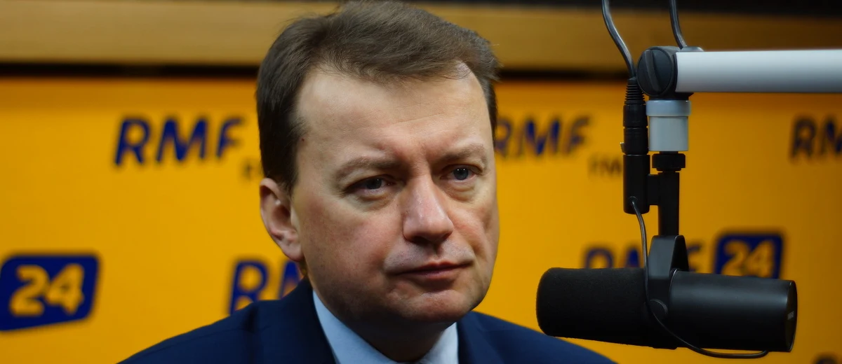 „Znowu prezes Rzepliński poczuwa się do roli polityka PO i zaczyna stawiać warunki. To nie jest jego rola. To nie on tworzy propozycję kompromisu, wręcz przeciwnie – prezes Trybunału stworzył pole konfliktu” – mówi gość Kontrwywiad RMF FM, szef MSWiA Mariusz Błaszczak z PiS, pytany o kompromis ws. Trybunału Konstytucyjnego. Prezes TK zapowiedział w rozmowie z „Rzeczpospolitą”, że można w drodze kompromisu dojść do konstytucyjnej piętnastki sędziów, tylko prezydent musi zapowiedzieć, że następnymi sędziami których zaprzysiągłby prezydent byliby sędziowie wybrani w październiku. „Propozycja premier będzie przedstawiona parlamentowi, a nie prezesowi TK” – zapowiada. „Jest wyciągnięta ręka ze strony PiS-u i nasza propozycja jest bardzo dobra, bo daje gwarancję przewagi opozycji w TK. Mam nadzieję, że zostanie przyjęta przez opozycję” – dodaje Błaszczak. 
„Prawdopodobieństwo szybkich, nowych wyborów samorządowych jest bardzo nikłe. To oznaczałoby kolejne zmiany. Nie ma możliwości, żeby je przeprowadzić w sposób szybki” – odpowiada minister, pytany o podział Mazowsza. „Sprawa dotyczy tego, że Warszawa zawyża wskaźniki unijne ze względu na to, że rozwija się - niskie bezrobocie, wysokie przychody. Za chwilę okaże się, że województwo Mazowieckie będzie miało ograniczony dostęp do funduszy unijnych. PiS jest za tym, żeby Polska rozwijała się w sposób zrównoważony” – mówi Mariusz Błaszczak. Zdaniem ministra wyłączenie stolicy z województwa jest bardzo rozsądnym rozwiązaniem. „Jest też taka możliwość, która dotyczy wyłączenia Warszawy pod względem statystycznym” – zapowiada.