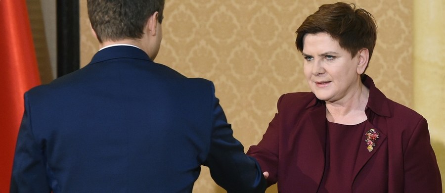 „Platforma działa na rzecz rezolucji europejskiej przeciwko Polsce, to widać w ich postępowaniu” – mówiła Beata Szydło po spotkaniu z przedstawicielami klubów parlamentarnych. Premier dodała również, że ze strony opozycji nie ma woli przystąpienia do wspólnej pracy nad szukaniem kompromisu politycznego. Głównym tematem dzisiejszego spotkania, oprócz spraw związanych z Trybunałem, była także kwestia wtorkowej debaty w Parlamencie Europejskim. 