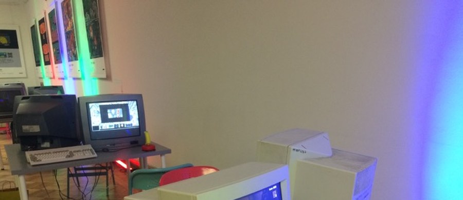 "Digital Dreamers" to wystawa poświęcona historii polskich twórców gier komputerowych i gier wideo. "Polski gamedev to dziś ponad dwieście studiów, w których pracuje kilka tysięcy osób. Poza najbardziej znanymi tytułami takimi jak Wiedźmin czy Dying Light w naszym kraju powstają dziesiątki innych gier, skierowanych na różne rynki, platformy, dla zróżnicowanego odbiorcy" - mówi w rozmowie z RMF FM Marek Czerniak, organizator wystawy. Jak dodaje, przyjmuje się, że polska branża gamedevowa to już dziś ścisła czołówka europejska, a nawet światowa.