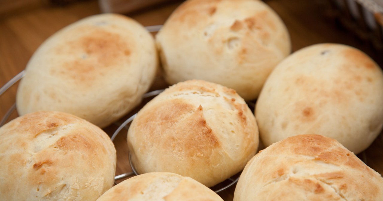 Te bułki śniadaniowe zrobisz dosłownie w moment. Nie potrzebujesz choćby drożdży