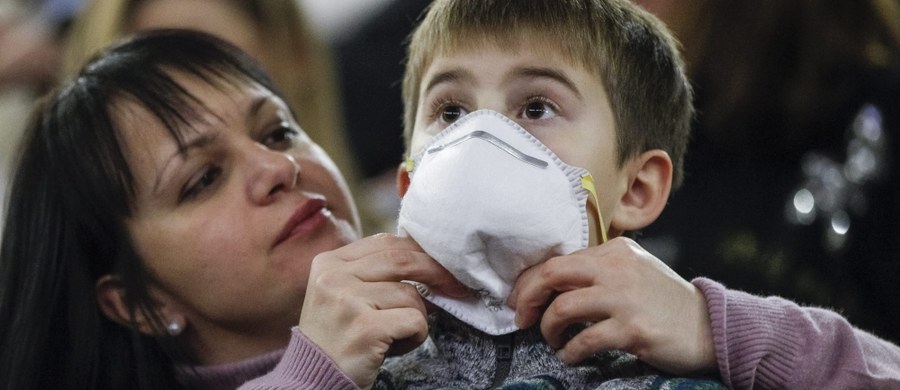 W związku z rosnącą liczbą zachorowań na grypę władze stolicy Ukrainy, Kijowa, zaleciły noszenie masek w miejscach publicznych. Na Ukrainie dominuje grypa typu H1N1, znana jako świńska grypa.