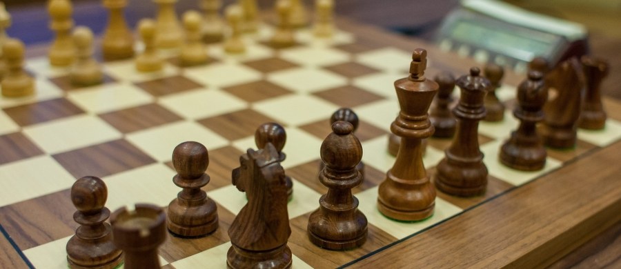 Szachy są w islamie zakazane, ponieważ są stratą czasu i prowadzą do rywalizacji między ludźmi – tak twierdzi w  nagraniu wideo wielki mufti Arabii Saudyjskiej. Jego stwierdzenie wywołało falę krytyki i ożywioną debatę wśród saudyjskich użytkowników Twittera.