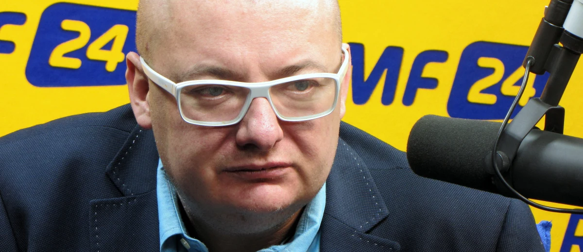 "Dziś prezydent Andrzej Duda jest tym, który płaci największą cenę za radykalizm PiS-u i obnażenie prawdziwych intencji tej partii. Nie jest mi go żal. Widziały gały, co brały" - mówi gość Kontrwywiadu RMF FM, Michał Kamiński z Platformy Obywatelskiej. "Jestem przekonany, że dziś Duda nie wygrałby drugiej tury z jakimś poważnym kandydatem. Czy z Tuskiem? Tego nie wiem. Jeszcze dużo czasu" - dodaje. Zdaniem Kamińskiego to, co proponuje premier ws. Trybunału Konstytucyjnego, to nie jest żaden kompromis. "Problemem jest ustawa zmieniająca TK, a nie tylko konkretny skład sędziowski" - uważa polityk. Dodaje, że szefowie klubów parlamentarnych słusznie zrobili, że odrzucili kompromis zaproponowany przez premier. "Jak świadczy o władzy fakt, że najpierw przepycha ustawę, a teraz mówi: rozmawiajmy o kompromisie? Oni nie chcą dyskutować na temat ustawy" - mówi gość Kontrwywiadu. Jego zdaniem "w normalnym państwie to kolejne zakłócenie demokratycznych mechanizmów". "W Polsce rządzi człowiek, który nie jest ani prezydentem, ani premierem i rządzi z ulicy Nowogrodzkiej" - komentuje. 