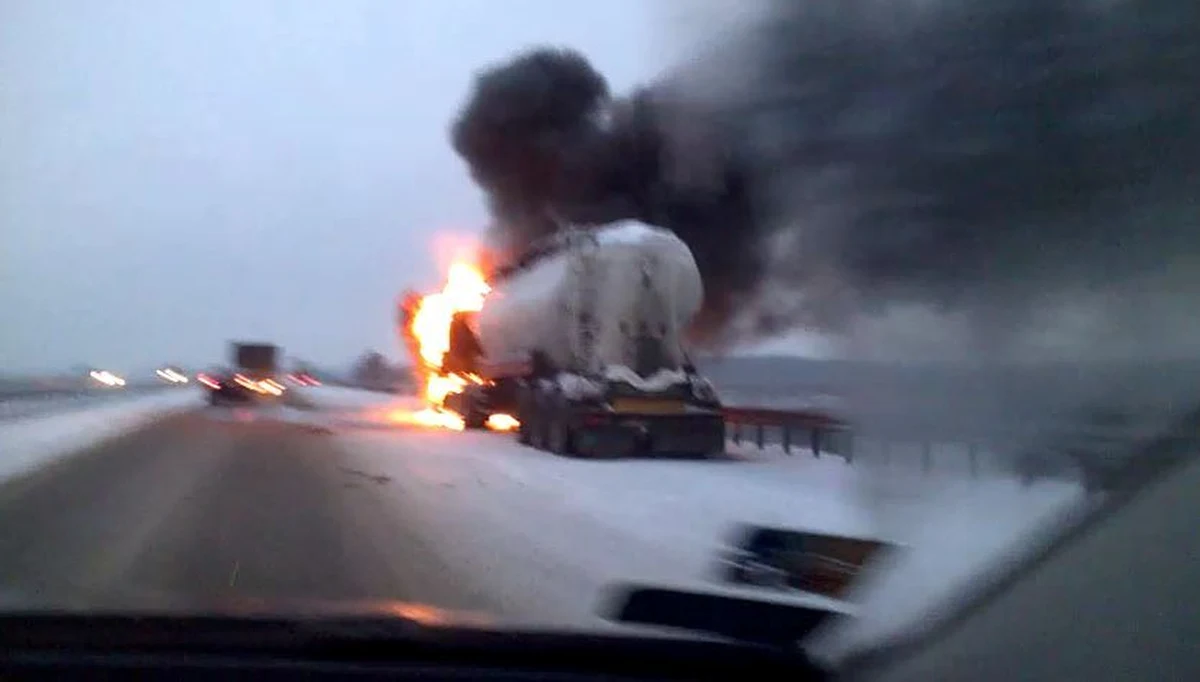 Kierowcy, którzy o poranku jechali drogą krajową nr 7 z Kielc do Warszawy, byli świadkami dość przerażającego widoku. Tuż za węzłem drogowym w Jaworzni zapaliła się ciężarówka. Na Gorącą Linę RMF FM dostaliśmy od Was film z tego zdarzenia. 