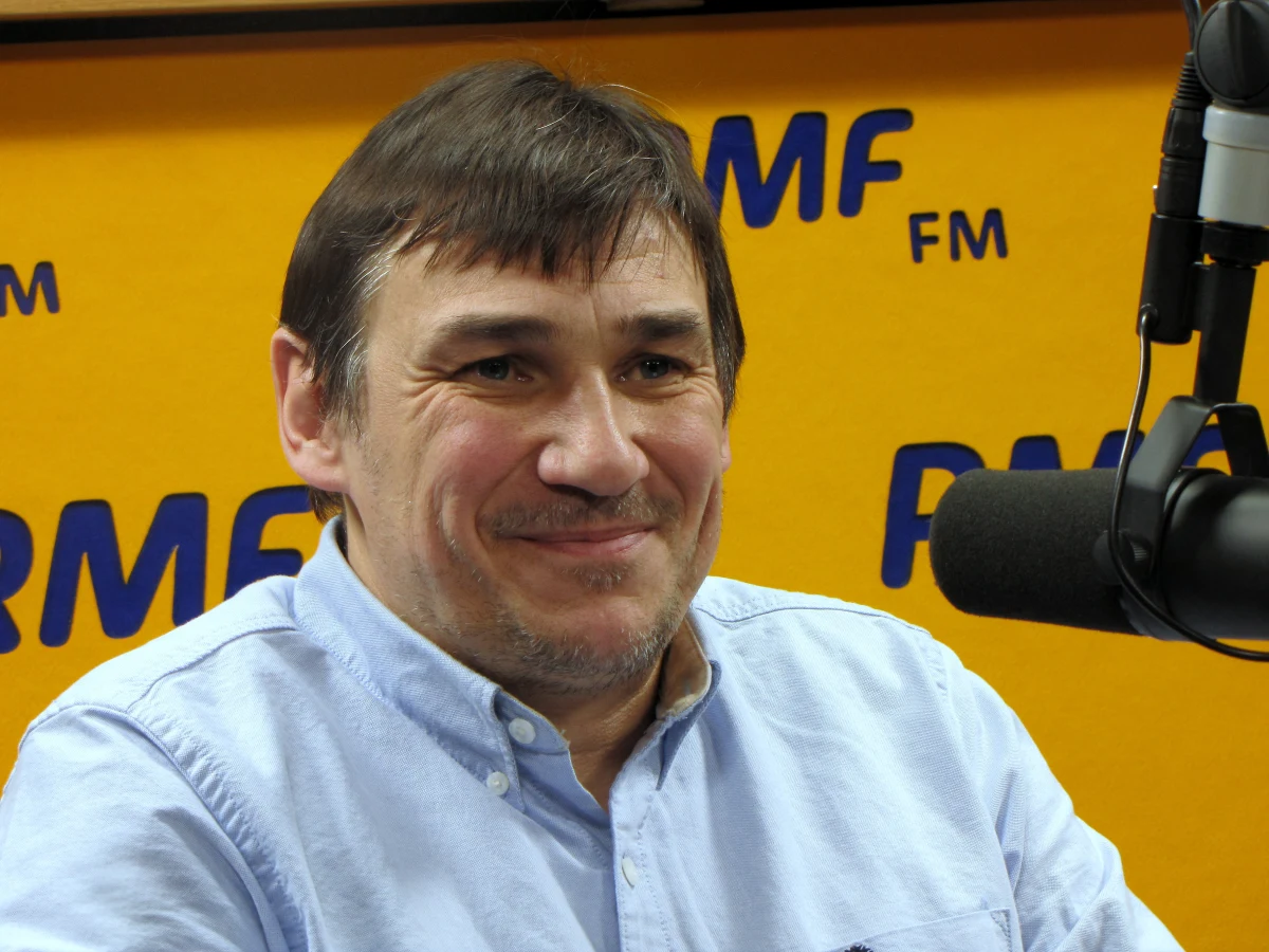 "Chcemy pokazać co musi przejść kandydat do jednostki specjalnej, co przechodzą podczas kursu podstawowego i później podczas służby. Od strzelania, biegania, topografii, pierwszej pomocy przedmedycznej do elementów związanych z psychologią, z radzeniem sobie ze stresem. Pokazujemy, jak bardzo ważna jest inteligencja podczas wykonywania zadań bojowych"- mówi, o seminarium "Drewniak", gość "Dania do Myślenia" w RMF Classic, były żołnierz GROM mjr Jacek Kowalik. "Drewniak" to pokazowe szkolenie adeptów sił specjalnych, a nazwa pochodzi od nazwiska jednego z twórców GROM, ppłka Leszka Drewniaka. "Pokazujemy, jak bardzo ważny jest umysł, który kieruje nami, żeby wykonać wszystkie ćwiczenia fizyczne" - komentuje Kowalik. "Na każdych naszych szkoleniach pokazujemy, jak przetrwać w sytuacjach ekstremalnych, kiedy znajdujemy się w miejscu, gdzie jesteśmy zakładnikiem wziętym przez terrorystów, jak przetrwać w ekstremalnych warunkach, kiedy jest zagrożenie życia"- mówi major. Dodaje, że bardzo ważne jest zachowanie zimnej krwi. "Żołnierzy uczy się jak zapanować nad spanikowanymi ludźmi, którzy np. są odbijani z rąk terrorystów" - wyjaśnia gość RMF Classic.
