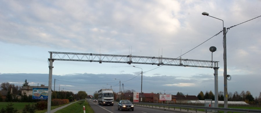 Nawet o rok może opóźnić się uruchomienie 7 z 29 urządzeń odcinkowego pomiaru prędkości. To system, który rejestruje wjazd i wyjazd auta na pewnym odcinku drogi i wylicza średnią prędkość. Mimo że odebrano wszystkie urządzenia do bramownic, to w 7 miejscach nie doprowadzono do tej pory prądu.