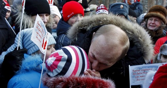 Путин целует мальчика в живот фото видео