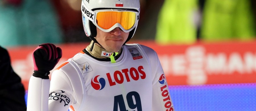 Dwukrotny mistrz olimpijski Kamil Stoch wygrał piątkowe kwalifikacje do zawodów indywidualnych Pucharu Świata w skokach narciarskich w Zakopanem. Drugie miejsce zajął Stefan Hula. W niedzielę wystąpi dziewięciu Polaków.