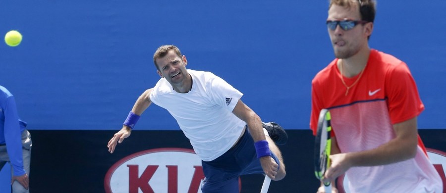 Tenisiści Jerzy Janowicz i Mariusz Fyrstenberg przegrali z rozstawionymi z "siódemką" brytyjsko-brazylijskim deblem Jamie Murray-Bruno Soares 5:7, 3:6 w 2. rundzie debla wielkoszlemowego turnieju Australian Open w Melbourne. O porażce polskiego duet w każdym z setów zdecydowało jedno przełamanie - odpowiednio - w 12. i w drugim gemie.