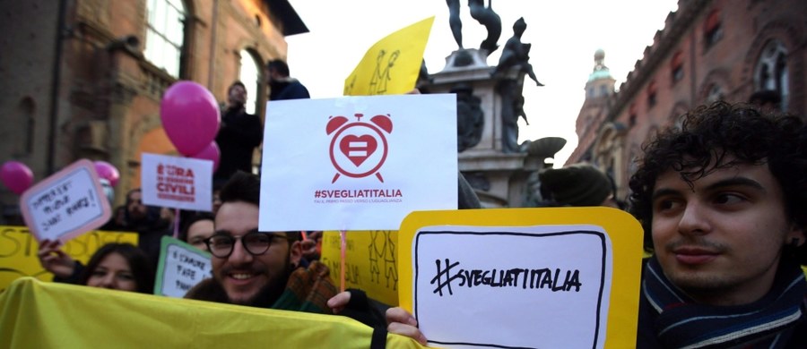 W kilkudziesięciu włoskich miastach odbyły się w sobotę manifestacje zwolenników uchwalenia przez parlament ustawy o związkach partnerskich, także osób tej samej płci. Uczestnicy wieców domagali się przyznania praw dla par homoseksualnych.