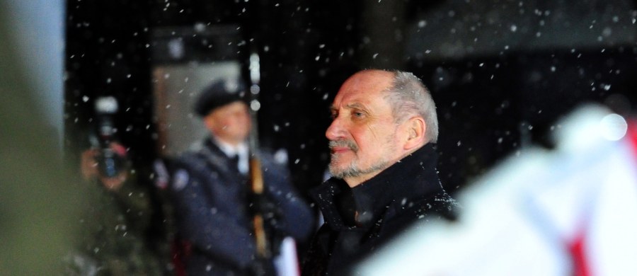Polska armia zawsze będzie pamiętać o żołnierzach poległych pod Mirosławcem – zapewnił minister obrony narodowej Antoni Macierewicz. Ta ofiara, która złożyli wasi najbliżsi (...) nie pójdzie na marne - dodał, zwracając się do rodzin ofiar tragedii. W ósmą rocznicę katastrofy wojskowego transportowca Casa C-295 , pamięć o 20 tragicznie zmarłych - czteroosobowej załodze i 16 oficerach, wracających z konferencji bezpieczeństwa lotów z Warszawy - uczciły rodziny, delegacje jednostek wojskowych oraz przedstawiciele władz samorządowych.