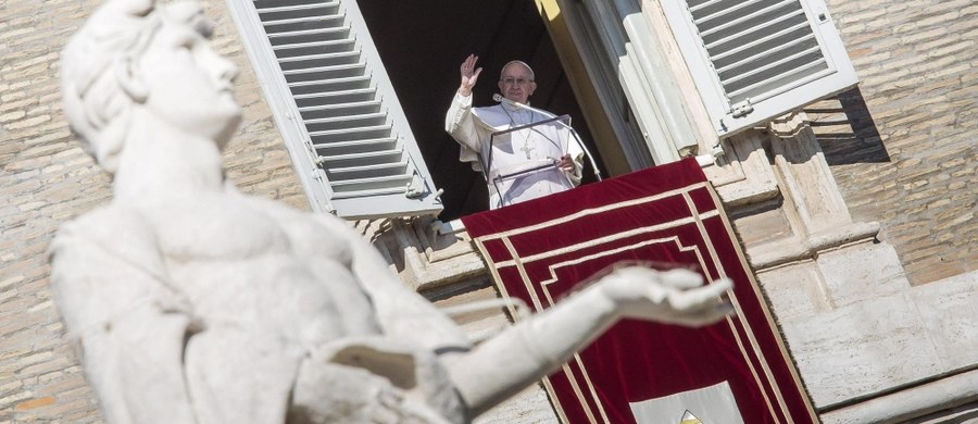 Papież Franciszek powiedział do wiernych w czasie południowej modlitwy Anioł Pański, że priorytetem Kościoła jest "ewangelizowanie biednych", czyli bliskość z nimi i służenie im. Zastrzegł, że to nie znaczy, że Kościół ma tylko zajmować się "opieką społeczną", ani tym bardziej polityką.