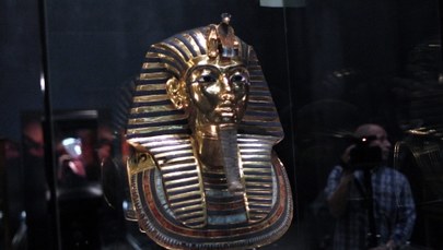 Osiem osób oskarżonych o zniszczenie maski Tutanchamona