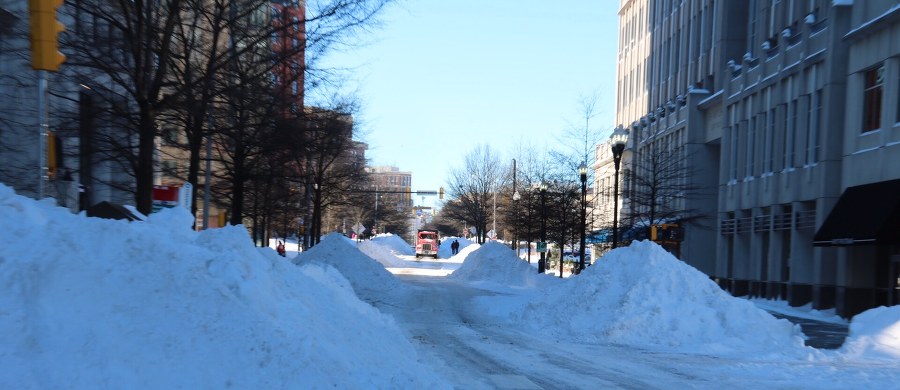 Amerykanie liczą straty po potężnej śnieżycy, jaka nawiedziła północno-wschodnią część Stanów Zjednoczonych. Wstępnie oszacowano je na kilka miliardów dolarów. 