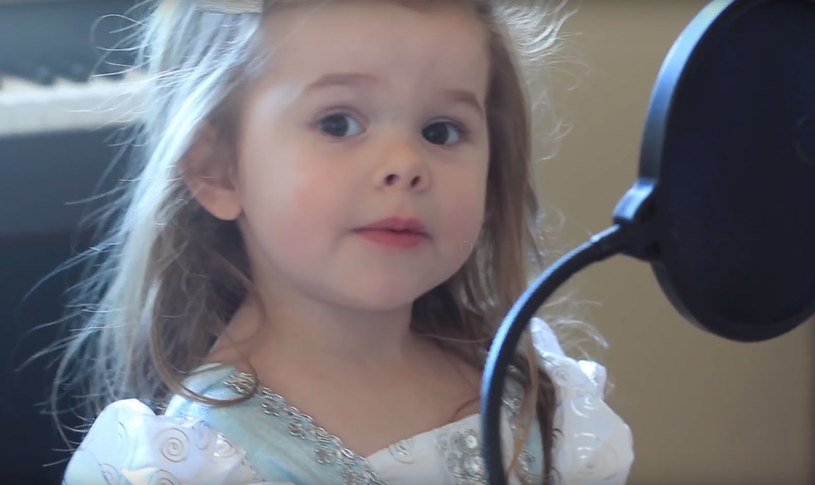 Mająca 3 latka Claire swoim wykonaniem utworu z filmu "Mała Syrenka" zachwyciła internautów. 