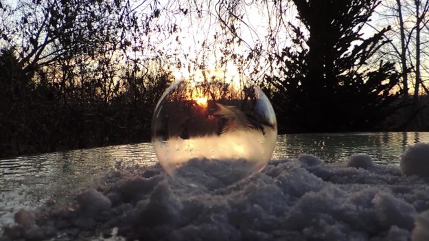 Piękno zimy ujęte w jednym filmie. To niesamowite nagranie ukazuje jak zamarzają bańki mydlane. Na ich powłoce tworzą się fantazyjne kryształki, wyglądem przypominające płatki śniegu. Bąbelki oświetlone światłem wschodzącego słońca mienią się feerią barw. 