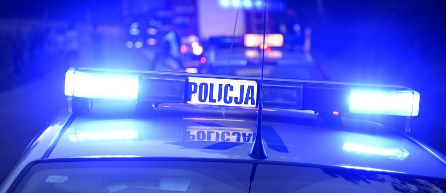 Nieznany sprawca sterroryzował kasjerki banku przy ulicy Piłsudskiego w Bielawie na Dolnym Śląsku. Złodziej miał przy sobie przedmiot przypominający broń. Na razie nie wiadomo, ile pieniędzy ukradł.  