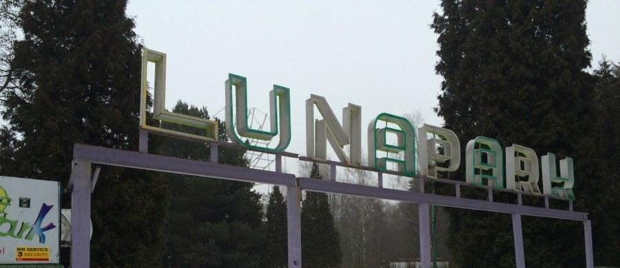 Lunapark znika z mapy Łodzi. Właśnie trwa demontaż karuzeli, kolejki alpejskiej i innych atrakcji, które od ponad 40 lat dostarczały rozrywki łodzianom. Władze miasta zdecydowały o zakończeniu współpracy z parkiem rozrywki, bo urządzenia były przestarzałe.