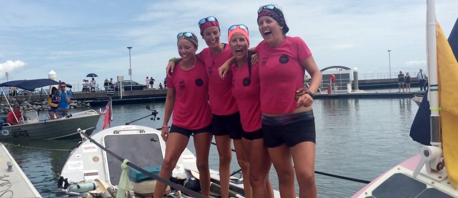 Osada złożona z sześciu Brytyjek przepłynęła Ocean Spokojny z USA do Australii. Pierwszej kobiecej drużynie, której się to udało, podróż zajęła 257 dni.