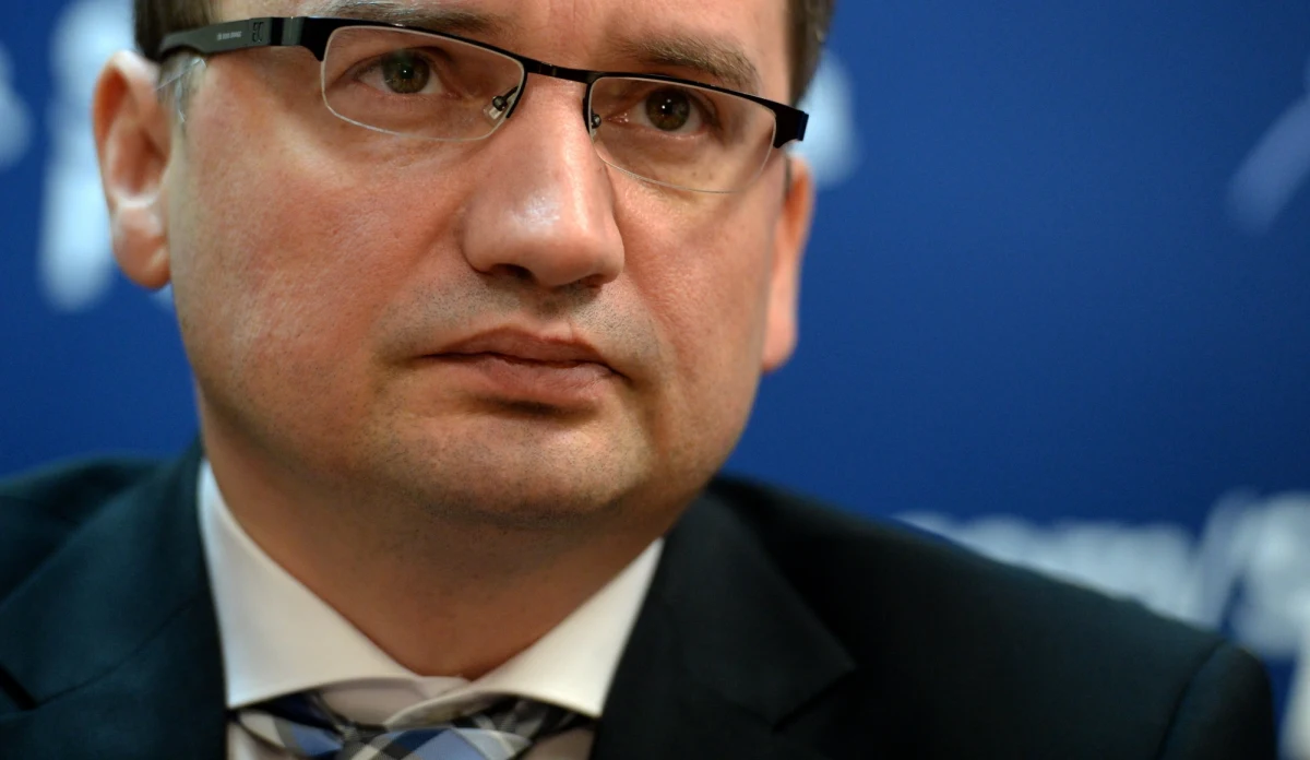 Prokuratura Generalna potwierdza informacje dziennikarzy śledczych RMF FM: ponad 100 doświadczonych prokuratorów złożyło wnioski o przejście na emeryturę. Powodem tej fali odejść jest - według naszych informacji - nowa ustawa o prokuraturze autorstwa ministra sprawiedliwości Zbigniewa Ziobry. Zdaniem szefa sejmowej komisji sprawiedliwości Stanisława Piotrowicza z PiS, prokuratorzy odchodzą, bo obawiają się zwiększenia liczby obowiązków.