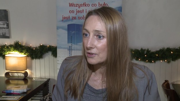 W swojej najnowszej książce Beata Pawlikowska zachęca czytelników do tego, by w żadnej dziedzinie życia nie powielali stereotypów, tylko odkrywali to, co jeszcze nie zostało odkryte, i interpretowali świat według własnej intuicji. Podróżniczka przyznaje, że nie dla niej są mapy i przewodniki, często idzie pod prąd, bo chce zobaczyć i poznać więcej. Wynikiem jej przeżyć i obserwacji jest najnowszy poradnik „Między światami”.


O podróżach mogłaby opowiadać godzinami, chociaż opisać wrażenia z pobytu w inkaskim mieście Machu Picchu w Peru, w buddyjskiej osadzie Bodh Gaya w Indiach, na poszarpanych wiatrem górskich bezdrożach Boliwii czy na pachnących wiecznością sawannach Afryki to nie lada wyzwanie. Ale poza magicznymi miejscami Beata Pawlikowska zobaczyła tam znacznie więcej.


– Wszyscy wiedzą, że 2x2 jest 4, że świat jest okrągły, że w różnych częściach świata jest niebezpiecznie. Ale tak naprawdę, kiedy człowiek pojedzie w takie miejsca i kiedy nie będzie oceniał ich przez pryzmat tego, co już wie, w co wierzy i do czego jest przekonany, tylko spojrzy na to bez uprzedzeń, to nagle odkryje, że jest zupełnie inaczej. I z wieloma rzeczami w życiu jest zupełnie inaczej, kiedy spojrzy się na nie bez ograniczeń – mówi Beata Pawlikowska, podróżniczka, pisarka.


Beata Pawlikowska podkreśla, że zawarte w jej książce spostrzeżenie i przemyślenia są wynikiem wielu podróży, doświadczeń i spotkań z przeróżnymi ludźmi w najodleglejszych zakątkach świata. To również efekt zmiany trybu życia i umiejętności weryfikowania docierających zewsząd informacji.


– Kiedyś odruchowo włączałam telewizję i spływały do mnie różne informacje, które przysypywały mnie czasami, bo były takie tragiczne i dramatyczne. Przecież wiadomości to nie jest zestaw obiektywnych faktów ze świata. To jest najczęściej zestaw złych wiadomości, które mają nami potrząsnąć. Po takiej dawce informacji byłam po prostu chora i miałam poczucie, że właściwie nic już nie ma sen