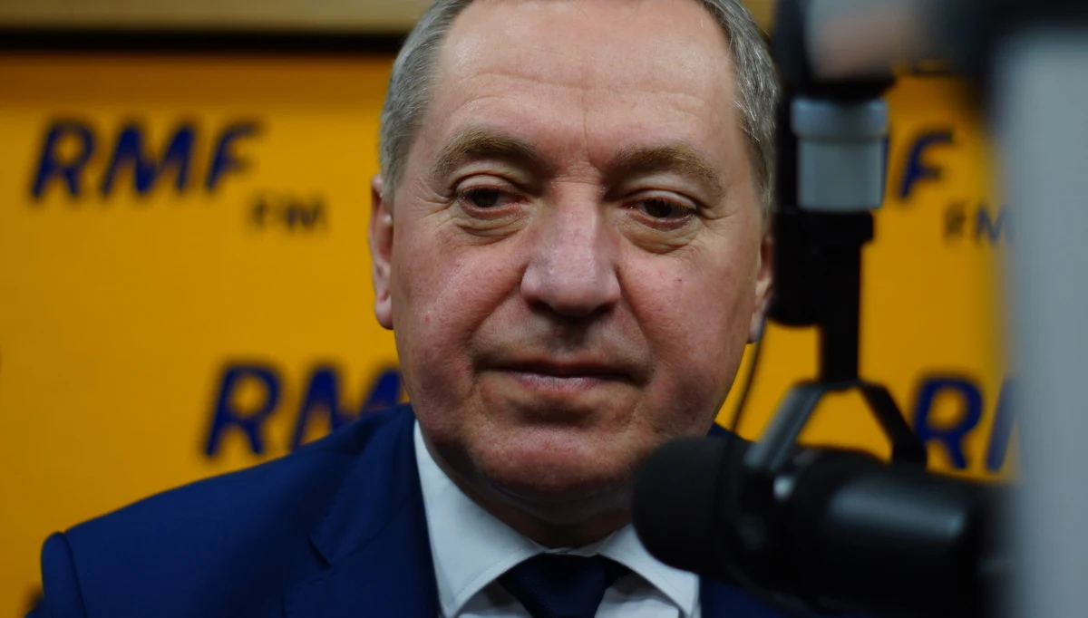 Klienci nie zapłacą za podatek "marketowy"? „Ręki nie będę dawał, bo zaraz ktoś podniesie ceny specjalnie po to, żeby obciąć mi rękę. Jeśli nawet w pierwszej chwili sklepy będą chciały przerzucić podatek na klientów, to konkurencja spowoduje, że będą musiały z tego zrezygnować” – mówi gość Kontrwywiadu RMF FM, minister w Kancelarii Premiera Henryk Kowalczyk. „Każdy pretekst będzie dobry do podwyżki cen, ale to się później powinno wyrównać, jeśli chodzi o konkurencję” – dodaje. Podatek od sklepów wielkopowierzchniowych? „Wszyscy w czasie konsultacji mówili, żeby odejść od powierzchni. Odeszliśmy” – odpowiada gość RMF FM. Kowalczyk zaznacza, że to właściciele sklepów, w trakcie konsultacji, proponowali takie rozwiązanie i stawki podatkowe. Minister zapowiada, że „małe firmy handlowe, do 18 milionów złotych obrotu, nie będą w ogóle płaciły”. „Przy obrotach do 300 mln miesięcznie podatek jest bardzo mały – 0,7 proc. Te największe sklepy będą płaciły 1,3 proc.” – tłumaczy Kowalczyk. „Dotrzymaliśmy słowa – żaden podatek nie jest obłożony większą stawką niż 2 proc., a taka była pierwotna propozycja” – mówi gość RMF FM. Opodatkowanie handlu weekendowego? „To pomysł ideologiczny i podatkowy Ministerstwa Finansów. Całkiem ciekawy” – ocenia. Minister dodaje, że największy obrót dużych sklepów jest właśnie w weekendy. 