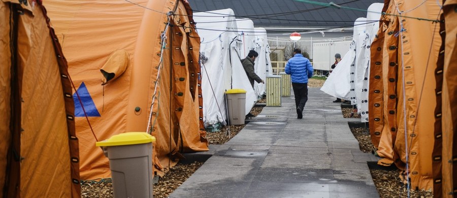 Antyterroryści i szturmowe oddziały policji przeszukują wielkie dzikie obozowisko uchodźców koło Dunkierki we Francji. Doszło tam do krwawej strzelaniny o charakterze religijnym. Muzułmańscy imigranci zaatakowali chrześcijańskich uchodźców – pięć osób zostało rannych.