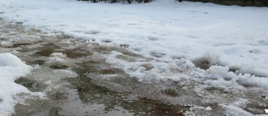 Na Podhale dotarła odwilż. W środę, termometry w Zakopanem, mogą pokazać niemal 10 stopni C. powyżej zera. Na Kasprowym Wierchu wiatr w porywach osiągał prędkość stu kilometrów na godzinę. W Tatrach wieje halny a warunki na szlakach turystycznych są coraz trudniejsze. 