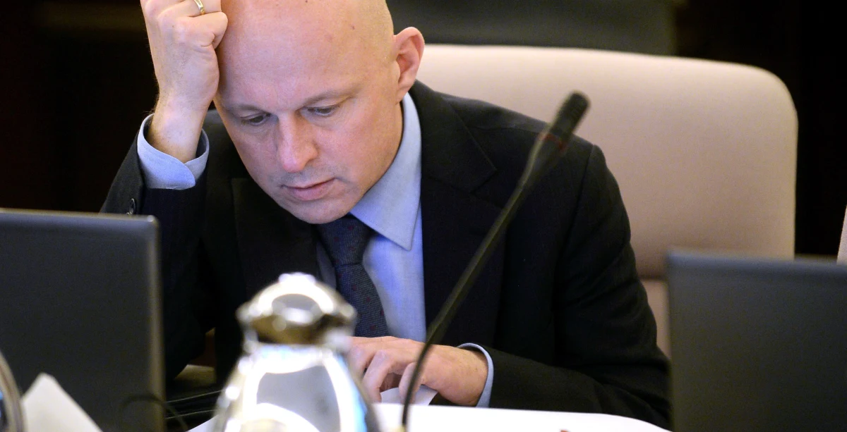 Minister finansów Paweł Szałamacha powtórzył w środę, że nie ma podstaw do podnoszenia opłat przez banki. Jak dodał, zwołanie posiedzenia sejmowej komisji finansów w tej sprawie jest zasadne. "Oczywiście, że komisja ma sens, bo banki podwyższają opłaty i nie mają podstaw do tego" - powtórzył szef resortu finansów. Komisja ma się zebrać w przyszłym tygodniu. Posłowie będą chcieli rozmawiać nie tylko z prezesem PKO BP, ale też z szefami banków komercyjnych. 