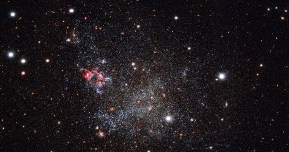 Ta galaktyka mogłaby się właściwie nazywać... Kopciuszek. Jest bowiem wyjątkowo dokładnie wysprzątana. Najnowsze zdjęcie, opublikowane przez Europejskie Obserwatorium Południowe pokazuje galaktykę karłowatą IC 1613 w gwiazdozbiorze Wieloryba, zawierającą wyjątkowo mało kosmicznego pyłu. Jej czystość pomaga astronomom w obserwacjach, które mogą prowadzić do lepszego zrozumienia budowy Wszechświata.
