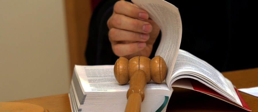 Niewinna, bo działała w obronie koniecznej – taki wyrok wydał Sąd Apelacyjny w Łodzi w sprawie 20-latki oskarżonej o zabójstwo 32-letniego mężczyzny we wsi pod Kutnem, w Łódzkiem. Mężczyzna zginął od ciosów nożem, a dziewczyna przyznała się do morderstwa. Tłumaczyła jednak, że zrobiła to w obronie własnej, bo 32-latek chciał ją zgwałcić.