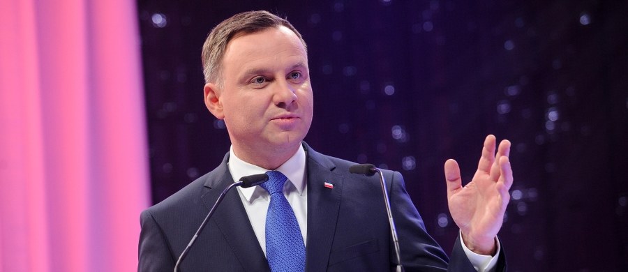 Andrzej Duda spotkał się z parlamentarzystami Prawa i Sprawiedliwości. Według relacji polityków, prezydent w krótkim przemówieniu podkreślał konieczność zmniejszania podziałów w społeczeństwie. Miał także zaznaczyć, że dzięki zwycięstwu PiS może realizować swoje obietnice wyborcze.
